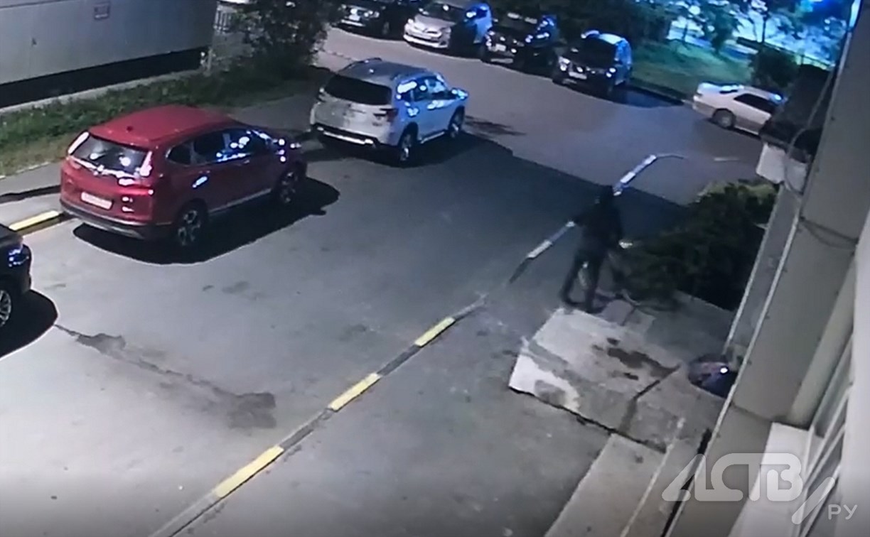 "Вывел домофон из строя": велосипедный вор попал на камеру во время кражи в Южно-Сахалинске 