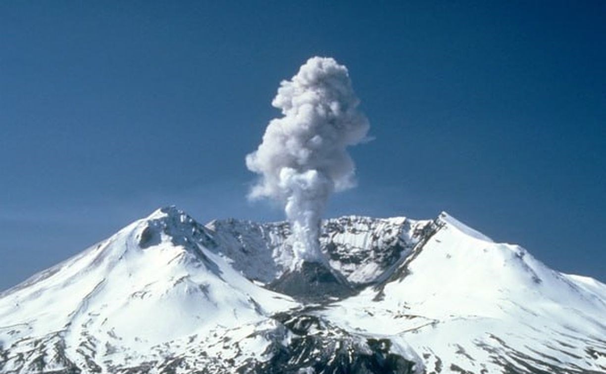 Вулкан Эбеко выбросил пепел на три километра вверх