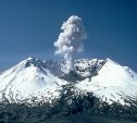 Вулкан Эбеко выбросил пепел на три километра вверх