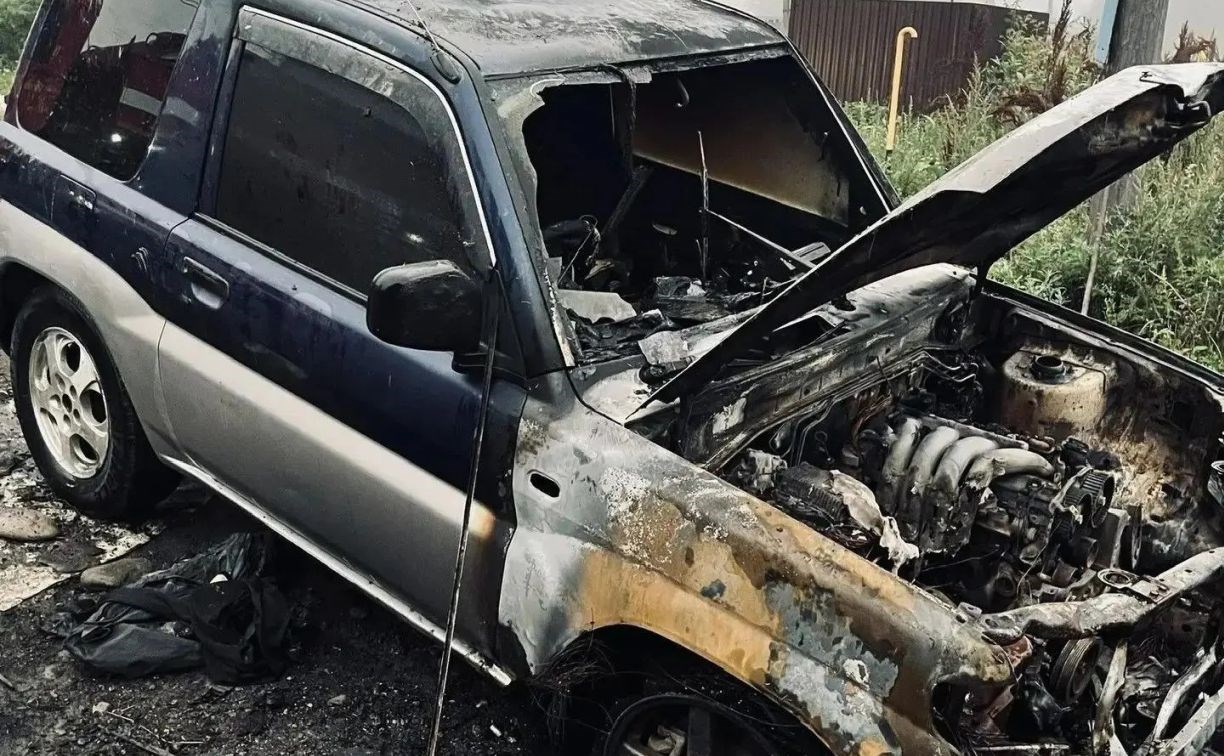 Автомобиль Mitsubishi Pajero выгорел в Поронайском районе