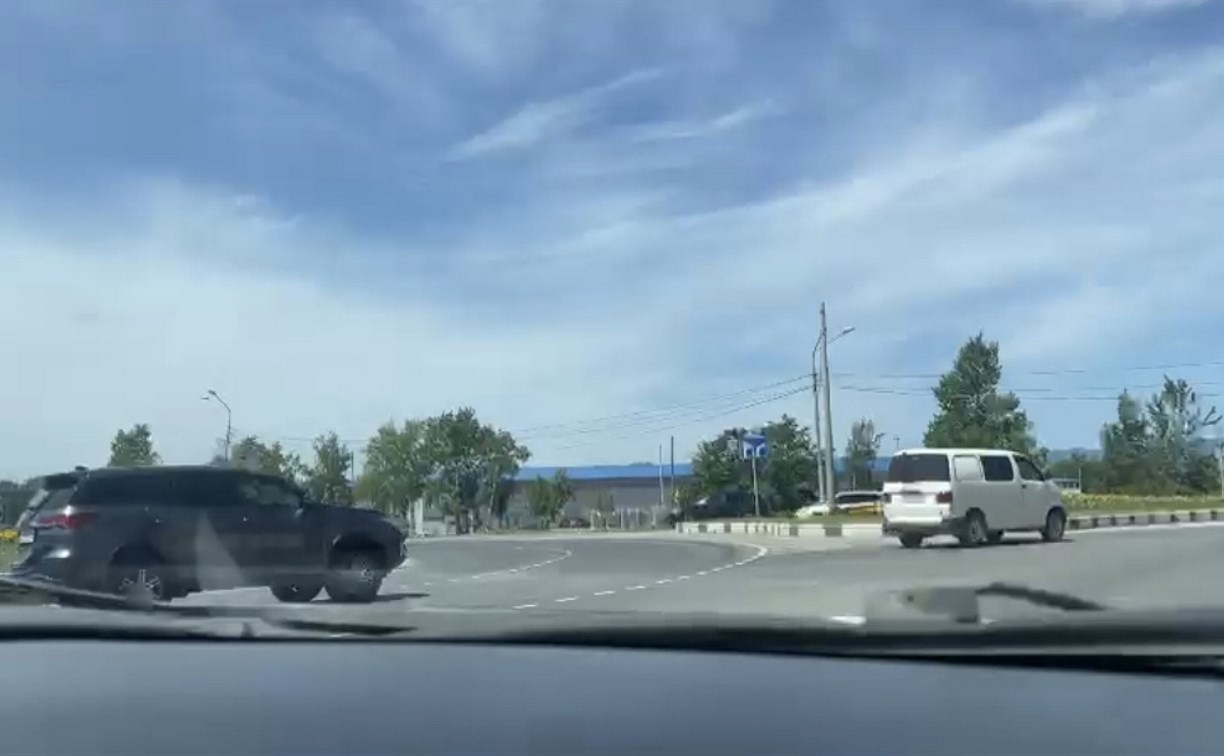 Водители Южно-Сахалинска психуют и сигналят друг другу на выезде с кольца Пуркаева