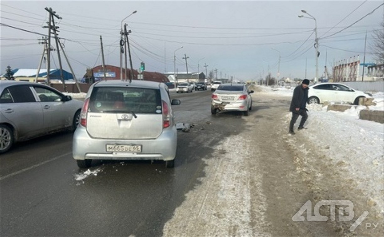 Очевидцев столкновения Toyota Passo и Hyundai Solaris ищут в Южно-Сахалинске