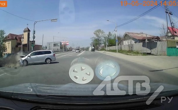 "От удара сработала подушка безопасности": серьёзное ДТП произошло на перекрёстке в Южно-Сахалинске