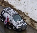 "Чудом не накрыло пешеходов": ещё две снежные лавины обрушились с крыш в Долинске