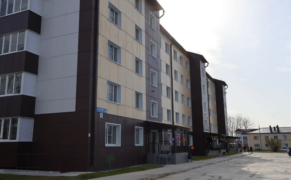 В Смирных сразу 100 семей отпраздновали переезд из аварийного жилья