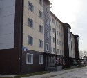 В Смирных сразу 100 семей отпраздновали переезд из аварийного жилья