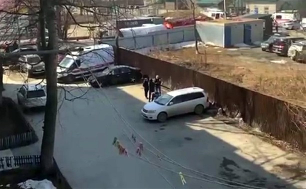 Похожий на гранату предмет нашли недалеко от детсада в Южно-Сахалинске Похожий на гранату предмет нашли недалеко от детсада в Южно-Сахалинске