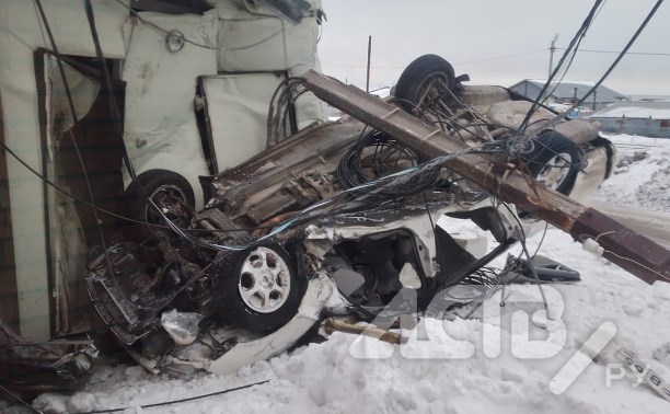 Жёсткое ДТП на Сахалине: автомобиль снёс столб и влетел в туалет при кафе, есть пострадавшие