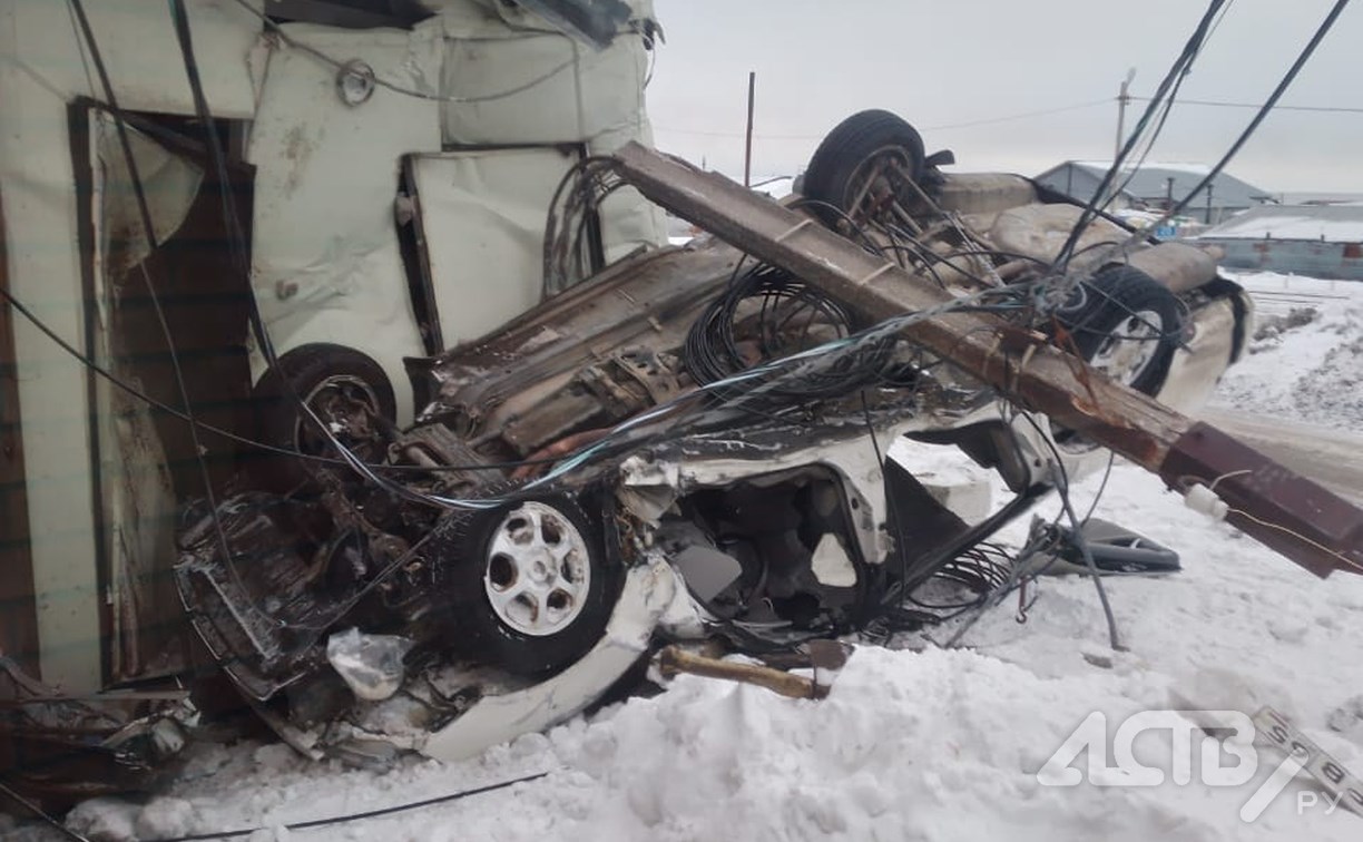 Жёсткое ДТП на Сахалине: автомобиль снёс столб и влетел в туалет при кафе, есть пострадавшие