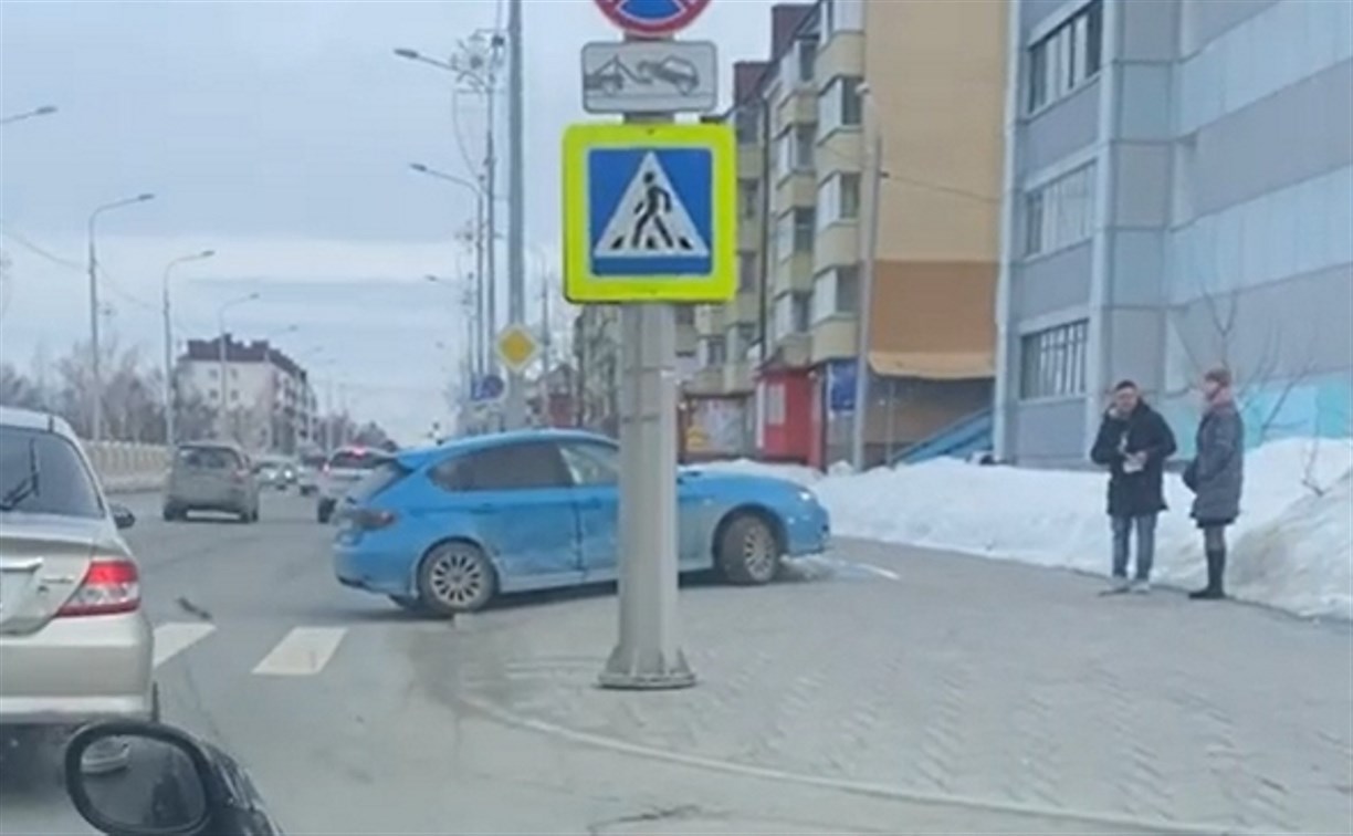 В Южно-Сахалинске в результате ДТП Subaru Impreza выбросило на тротуар