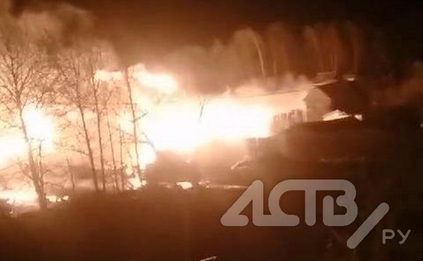 Гаражи, дача, хозпостройки: крупный пожар разгорелся в сахалинском селе