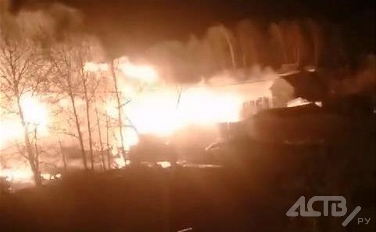 Гаражи, дача, хозпостройки: крупный пожар разгорелся в сахалинском селе