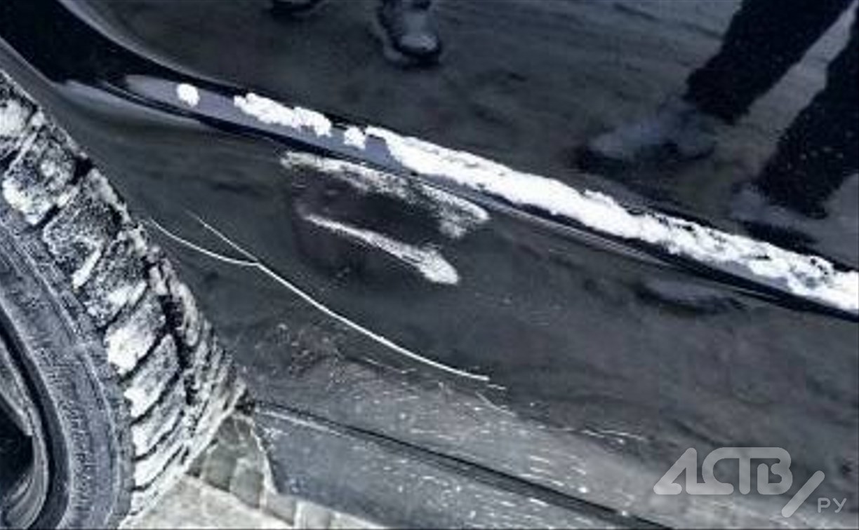 Неизвестный водитель наехал на припаркованный Chaser и скрылся с места ДТП в Южно-Сахалинске