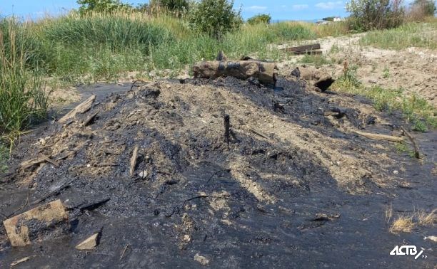 В Корсакове ненужный битум слили прямо на морское побережье