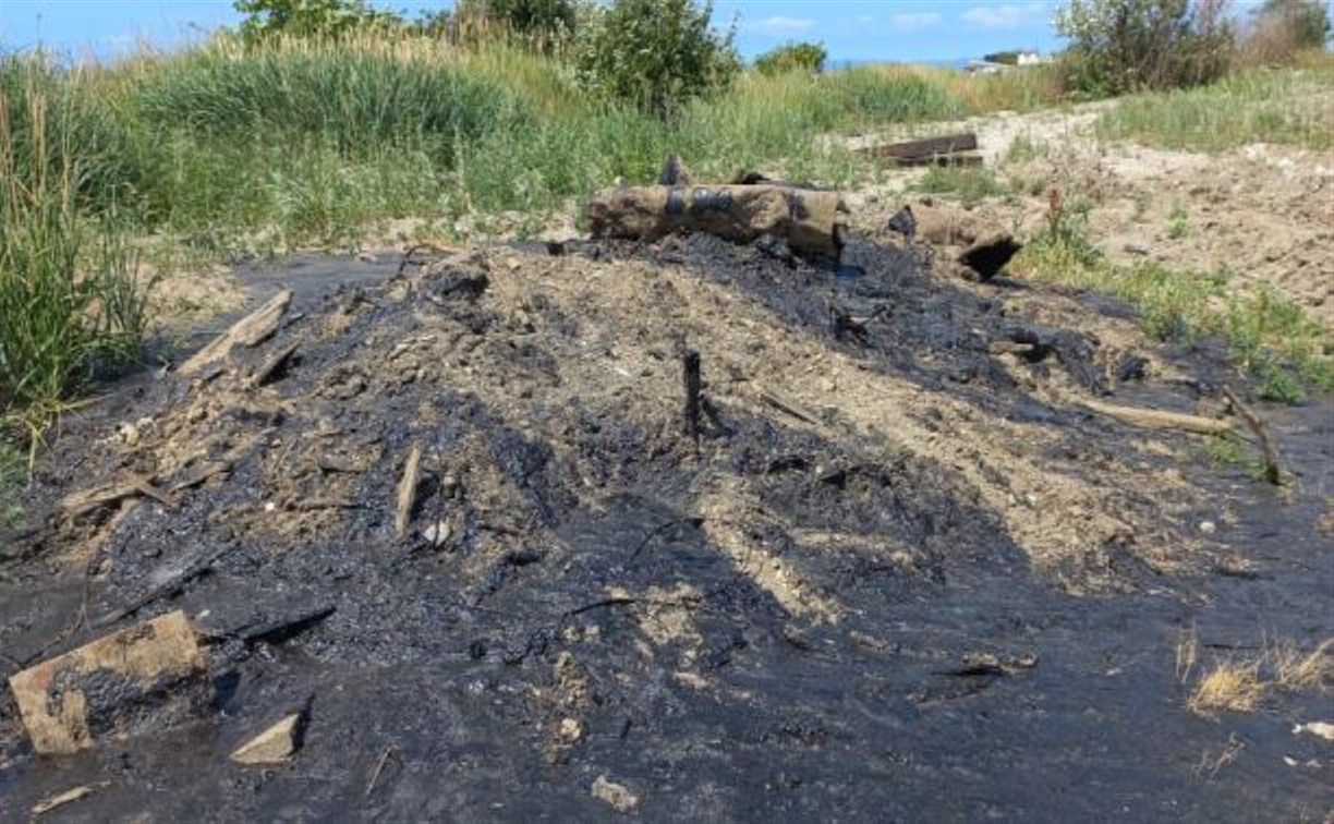 В Корсакове ненужный битум слили прямо на морское побережье