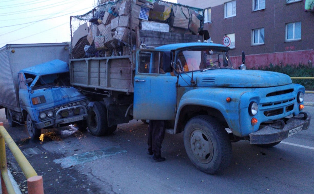 Два человека пострадали при столкновении грузовиков в Невельске