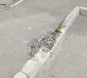 Ремонт кровли с последствиями: в Стародубском строителей заставят заново уложить поврежденный тротуар