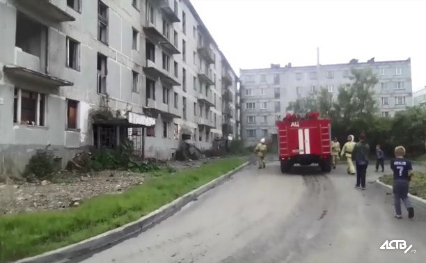 Пожар в полуразвалившейся пятиэтажке потушили в Быкове