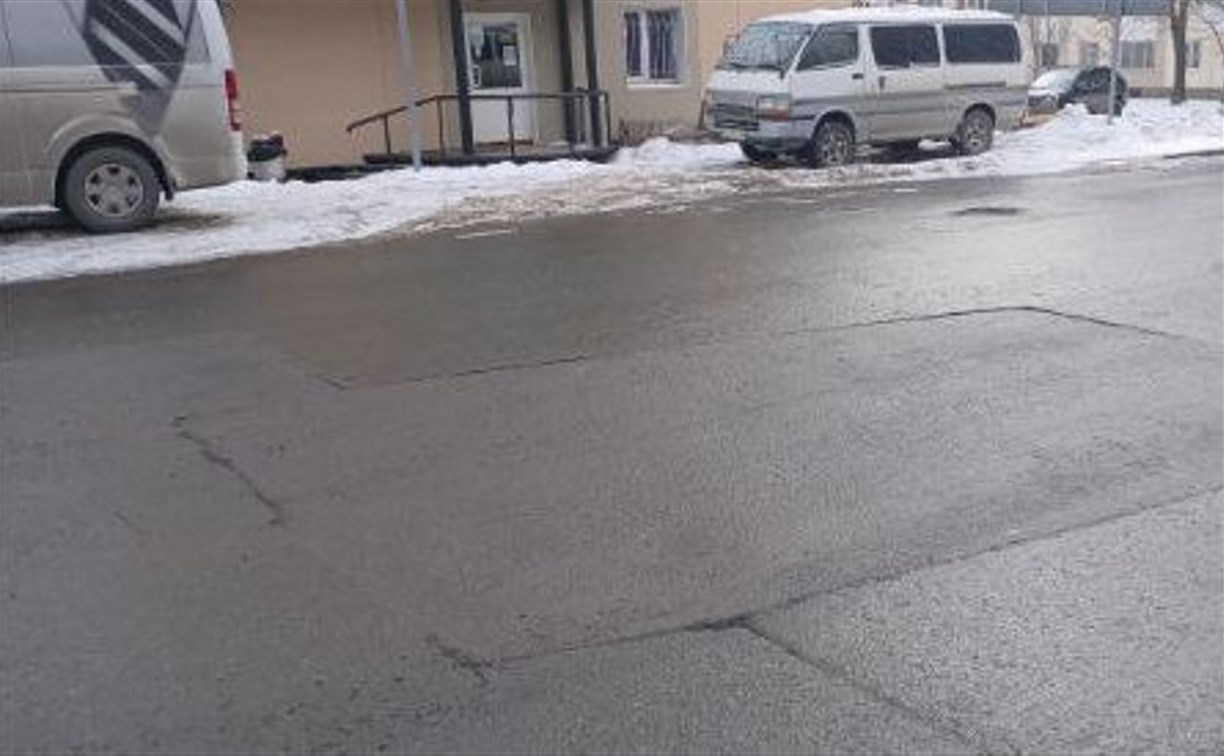 Асфальт на улице Поповича в Южно-Сахалинске после земляных работ восстановили некачественно