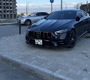 В Южно-Сахалинске на тротуаре "вырос" красивый Mercedes