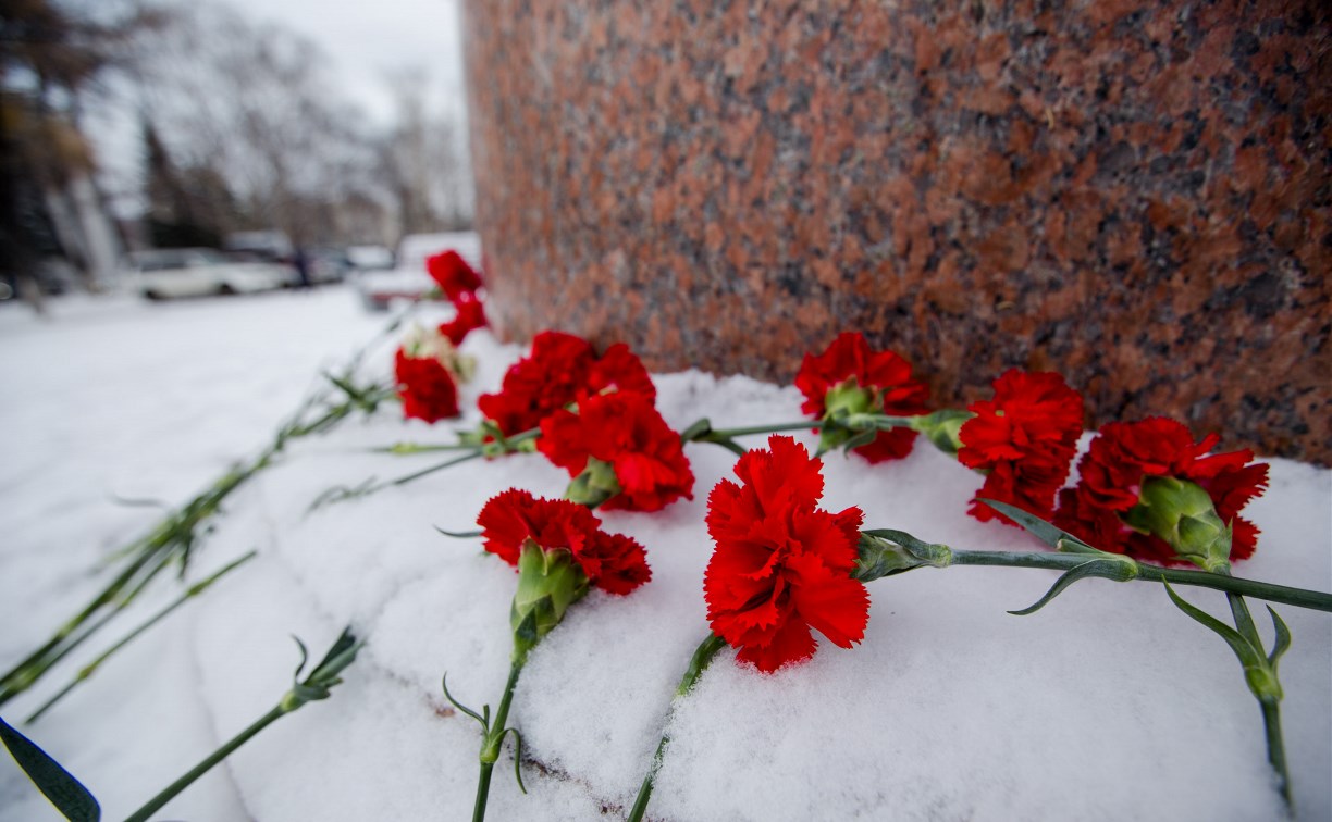 Школьники Южно-Сахалинска возложили цветы к мемориалу Г.И. Невельского