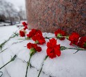 Школьники Южно-Сахалинска возложили цветы к мемориалу Г.И. Невельского