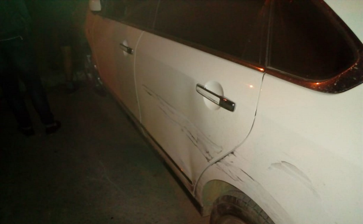 В Южно-Сахалинске девочки-подростки поцарапали машины соседей