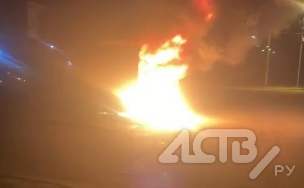 В Корсакове ночью сгорела мусорка, кто-то сложил туда автомобильные покрышки