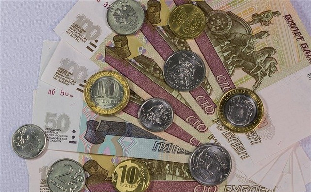 Сотрудникам корсаковского ДРСУ почти в два раза сократили зарплату
