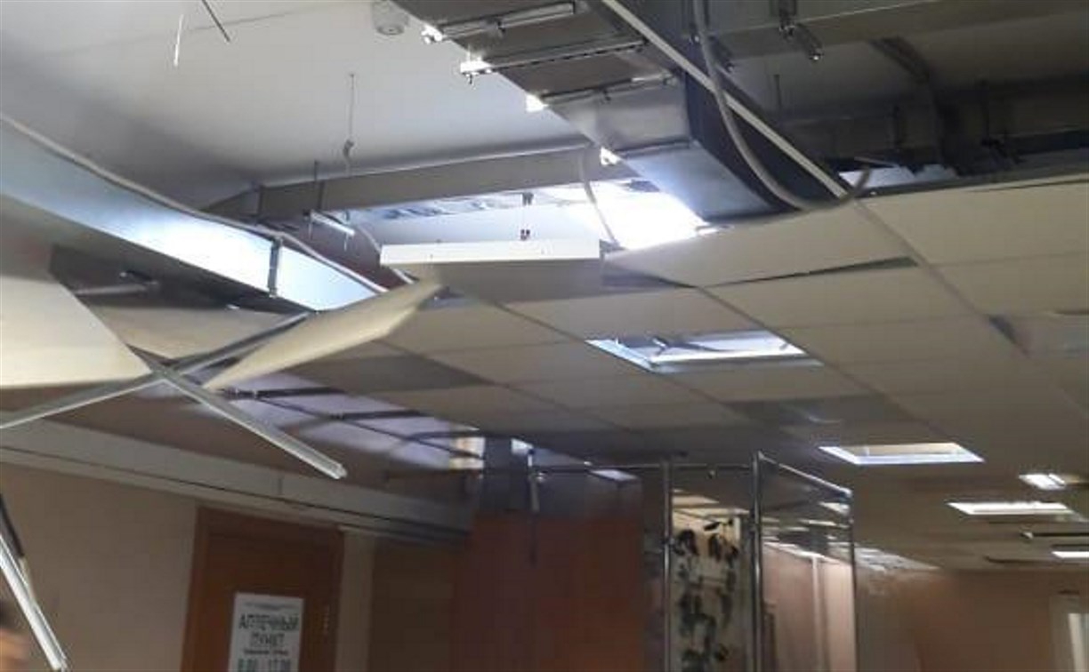 В поликлинике в Луговом на маму с детьми обвалился подвесной потолок