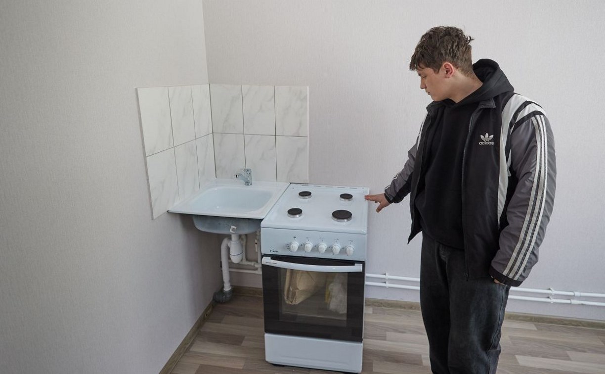 Ключи от новой жизни: восемь южносахалинцев из числа детей-сирот уже заселяются в свои квартиры