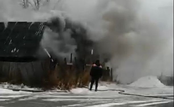 Горящий дом на Сахалине потушили водовозка, служба аэропорта и пожарные