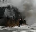 Горящий дом на Сахалине потушили водовозка, служба аэропорта и пожарные