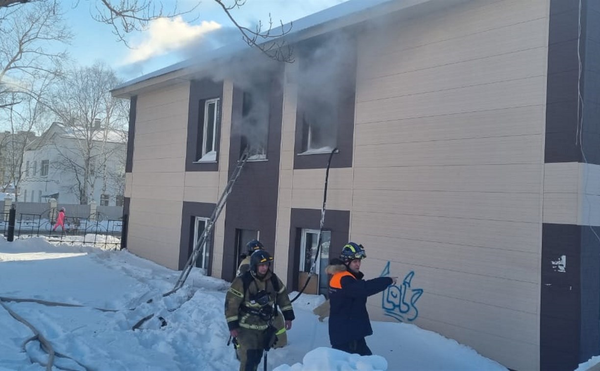 Пожар на втором этаже бывшего РГТЭУ потушили в Южно-Сахалинске