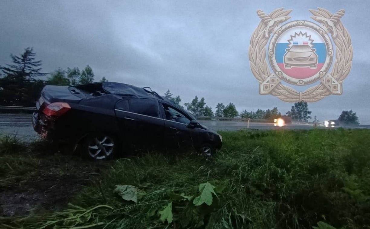 Автомобиль Geely Emgrand слетел с мокрой трассы на Сахалине, пострадал один человек