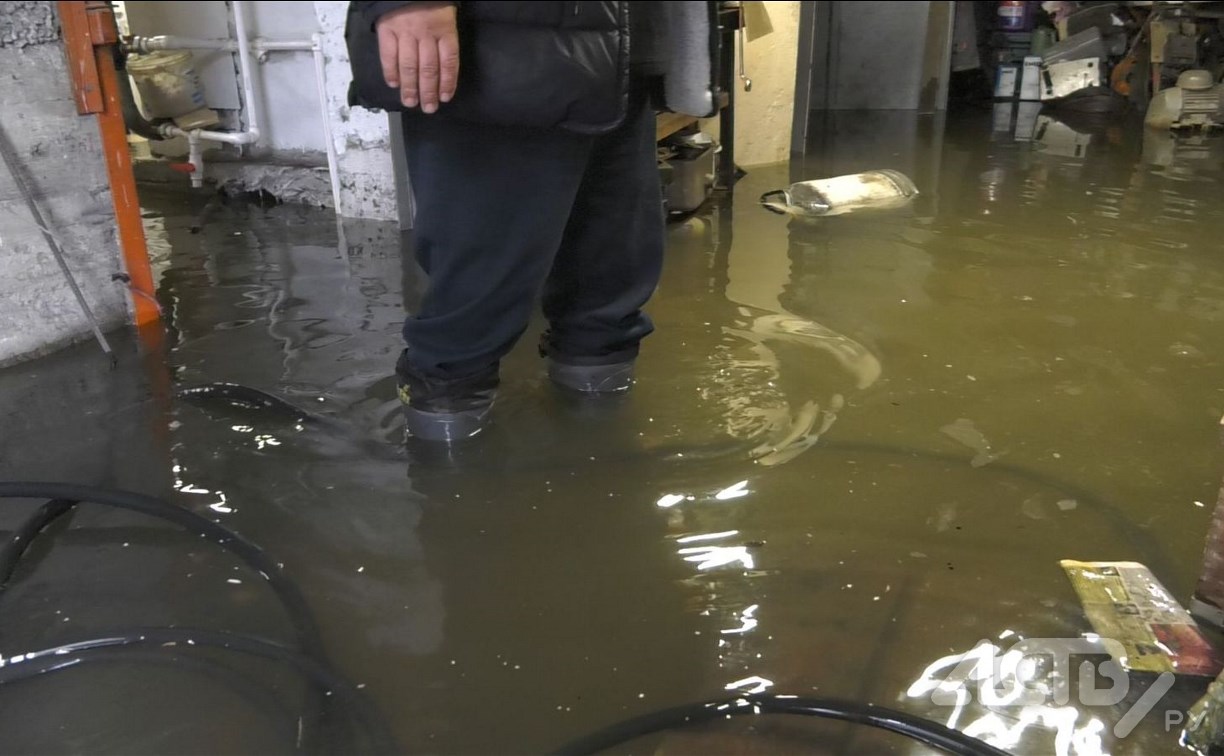После дождичка в четверг: дом в Южно-Сахалинске уходит под воду