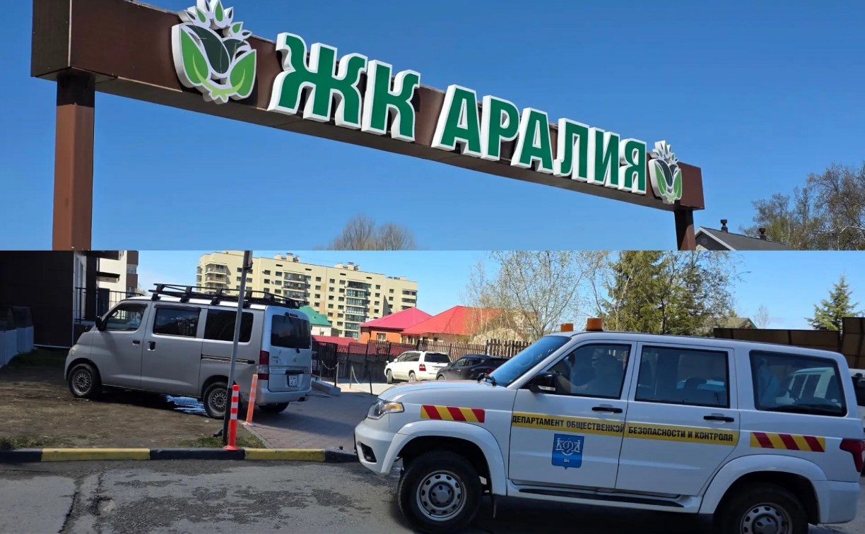 Автомобиль любителя парковаться на газонах у "Аралии" в Южно-Сахалинске увезли на спецстоянку 