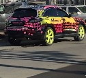 Машина, обклеенная разноцветными стикерами, разъезжает по Южно-Сахалинску