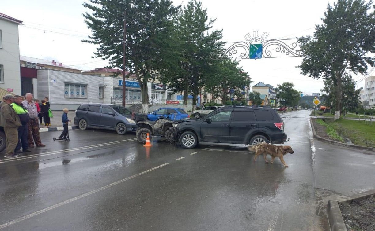 На Сахалине пьяный мужчина на квадроцикле врезался в автомобиль, пострадали три человека