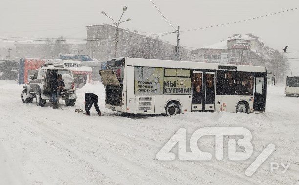 Внедорожник выдернул буксовавший автобус в Корсакове