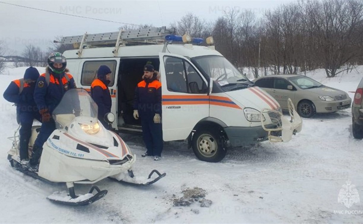 Спасатели на снегоходах искали дотемна человека в Новотроицком