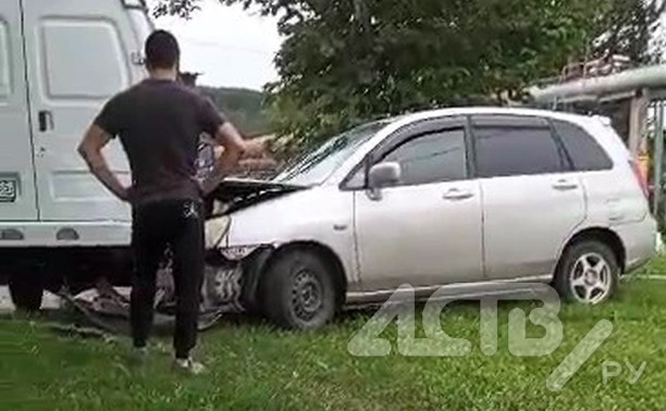 Автомобиль пролетел через газон и врезался в припаркованную машину в Южно-Сахалинске