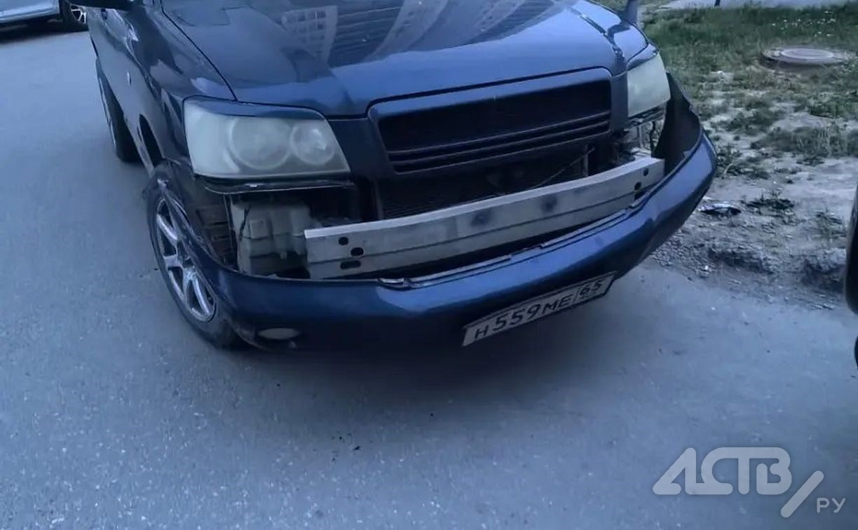 Чёрная иномарка подбила несколько автомобилей в Южно-Сахалинске и скрылась