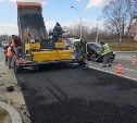 Сезон ремонта дорог горячим асфальтом завершают в Южно-Сахалинске