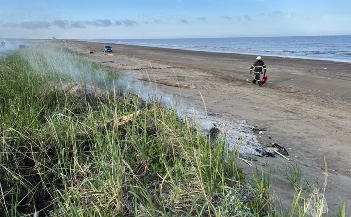 На берегу моря на Сахалине загорелись мусор и трава