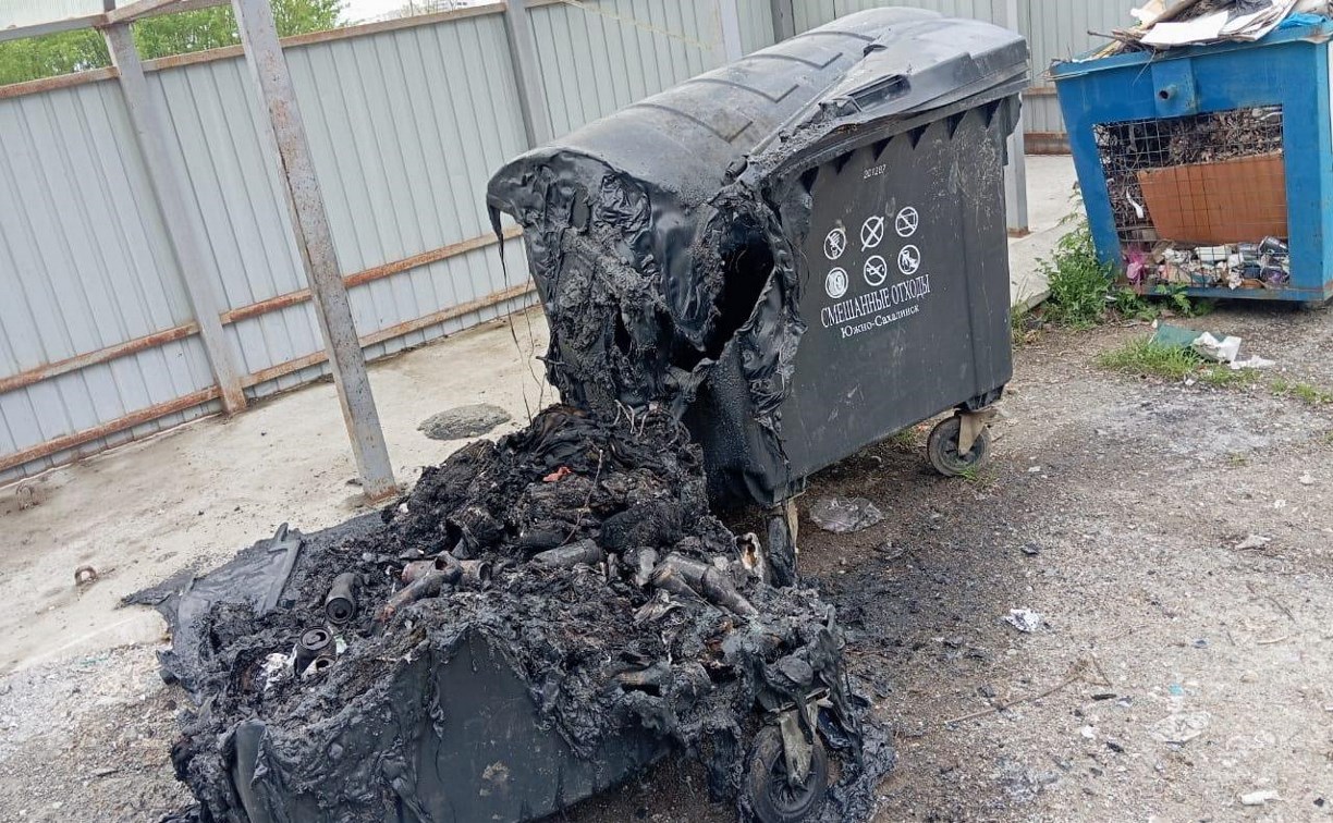 Сразу три мусорных контейнера сгорело в Южно-Сахалинске за день 