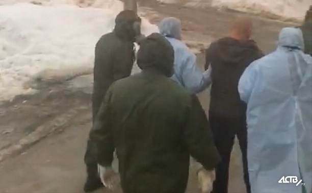 В Березняках сахалинец на карантине напился, разбил стекло скорой и бросался на людей 