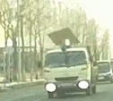 Грузовичок с летающей фанерой промчался мимо здания МВД в Южно-Сахалинске
