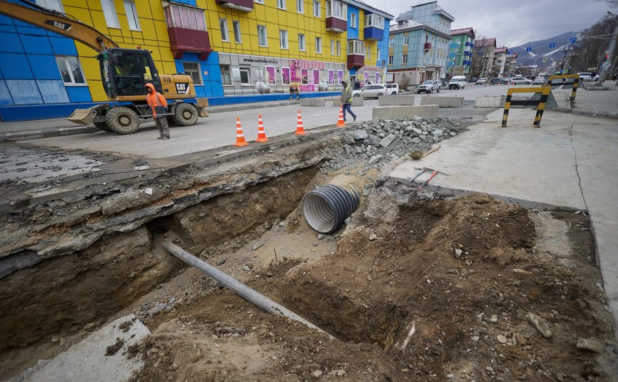 Строители начали прокладывать новый канализационный коллектор в Южно-Сахалинске