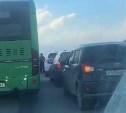 Странное ДТП произошло на виадуке в Южно-Сахалинске 